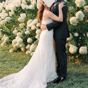 Carolina Herrera Ivory Chantilly Lace Wedding Dress